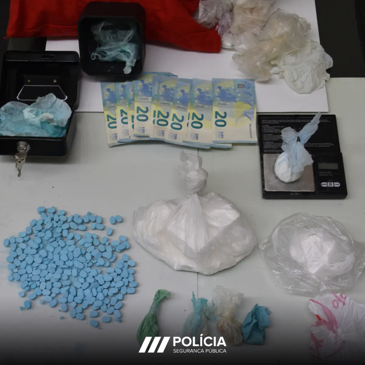 Além dos dois detidos, foram identificados outros dois homens pelo consumo de droga