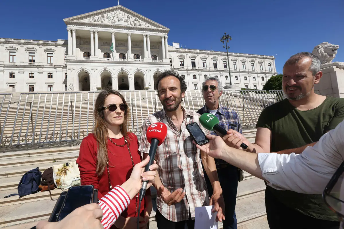 André Pestana apela à mobilização dos professores num protesto à porta da Assembleia da República.