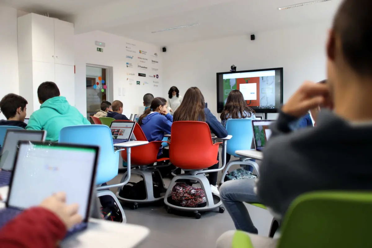 Há 1600 professores vinculados através do novo regime de vinculação dinâmica que não foram colocados