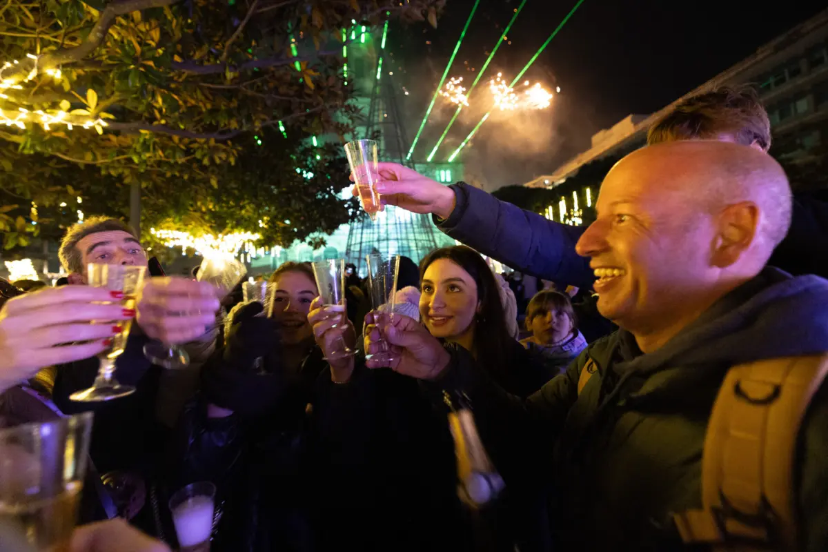Resíduos provocados pela festa nos Aliados começaram a ser recolhidos e separados logo depois do fogo de artifício
