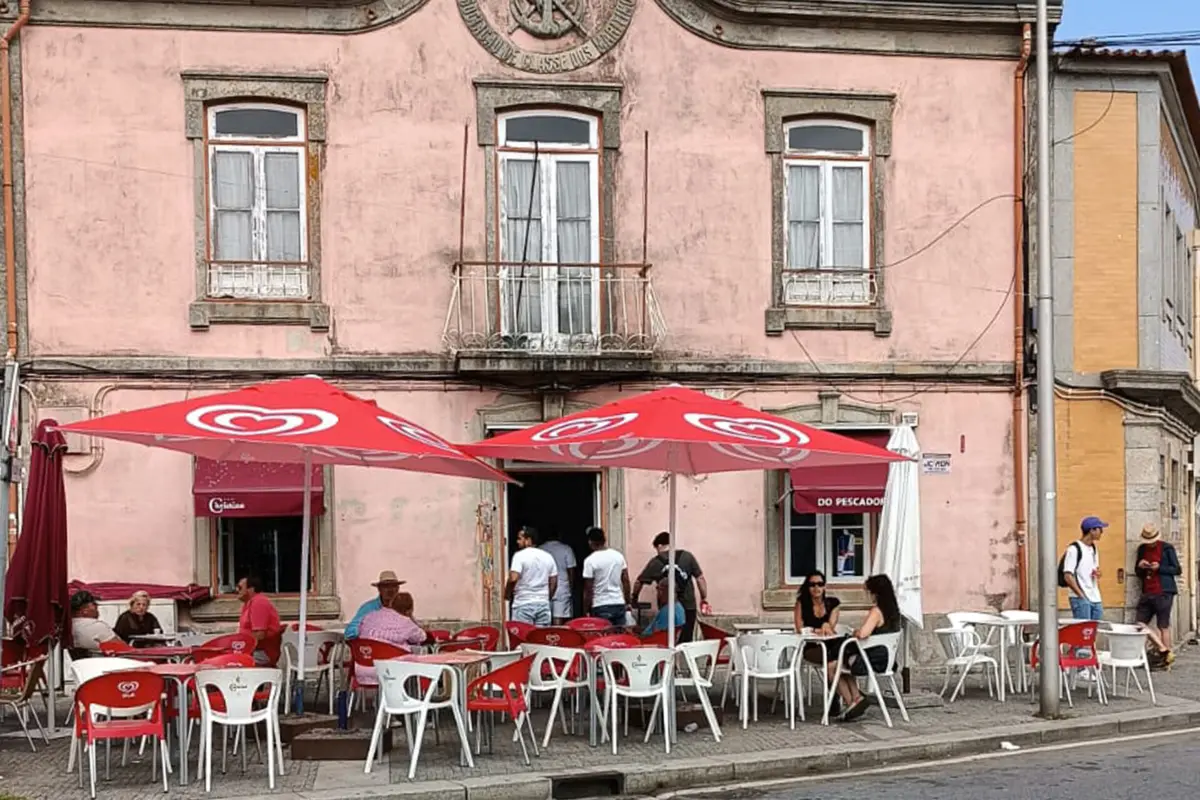 O esfaqueamento ocorreu cerca das 6.20 horas, na avenida do Campo do Castelo, no café Cantinho do Pescador