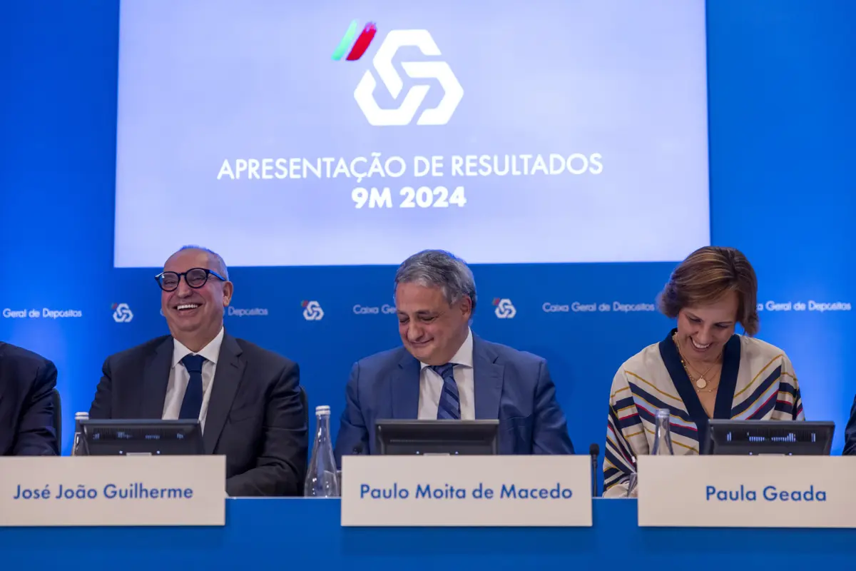 O presidente da Comissão Executiva da Caixa Geral de Depósitos, Paulo Macedo, ladeado pelo administrador da CGD, José João Guilherme e pela CFO da CGD, Paula Geada, durante a apresentação dos resultados do 3.º