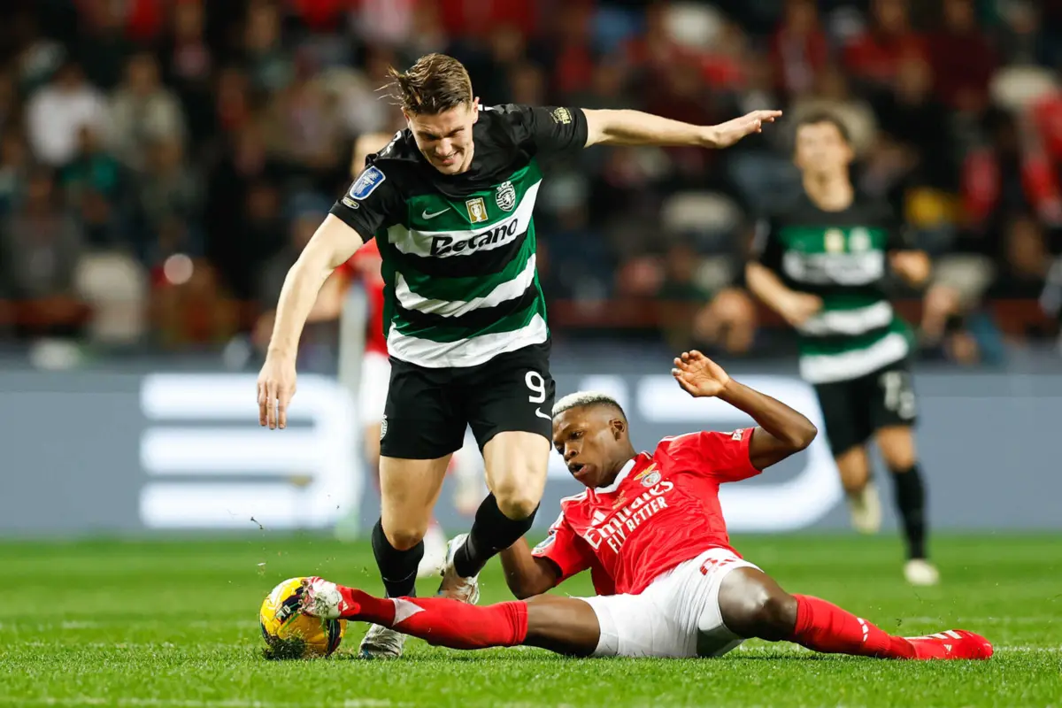 Gyokeres, aqui a tentar passar por Florentino na recente final da Taça da Liga, é o jogador com mais jogos em Portugal