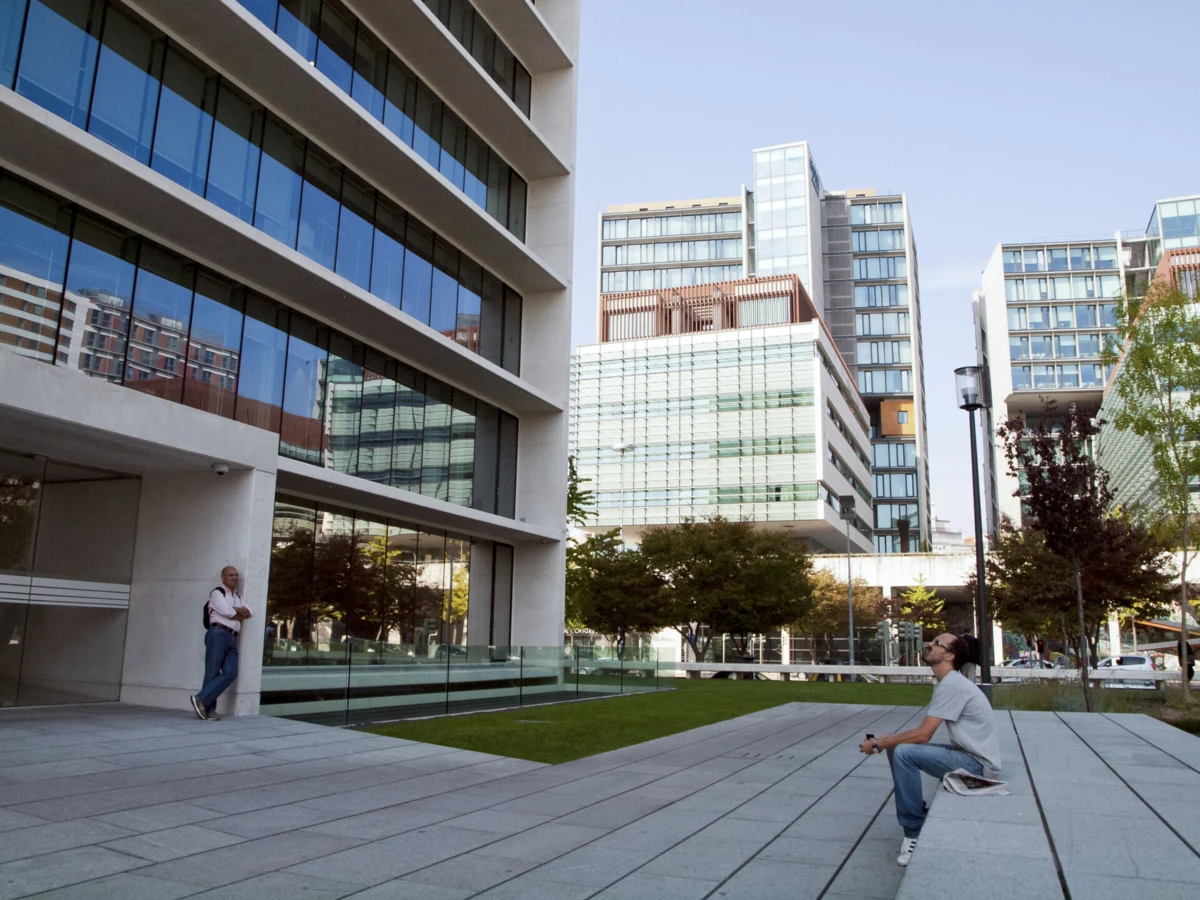 Suspeito conseguiu fugir do Campus da Justiça e foi encontrado pendurado numa varanda de um prédio