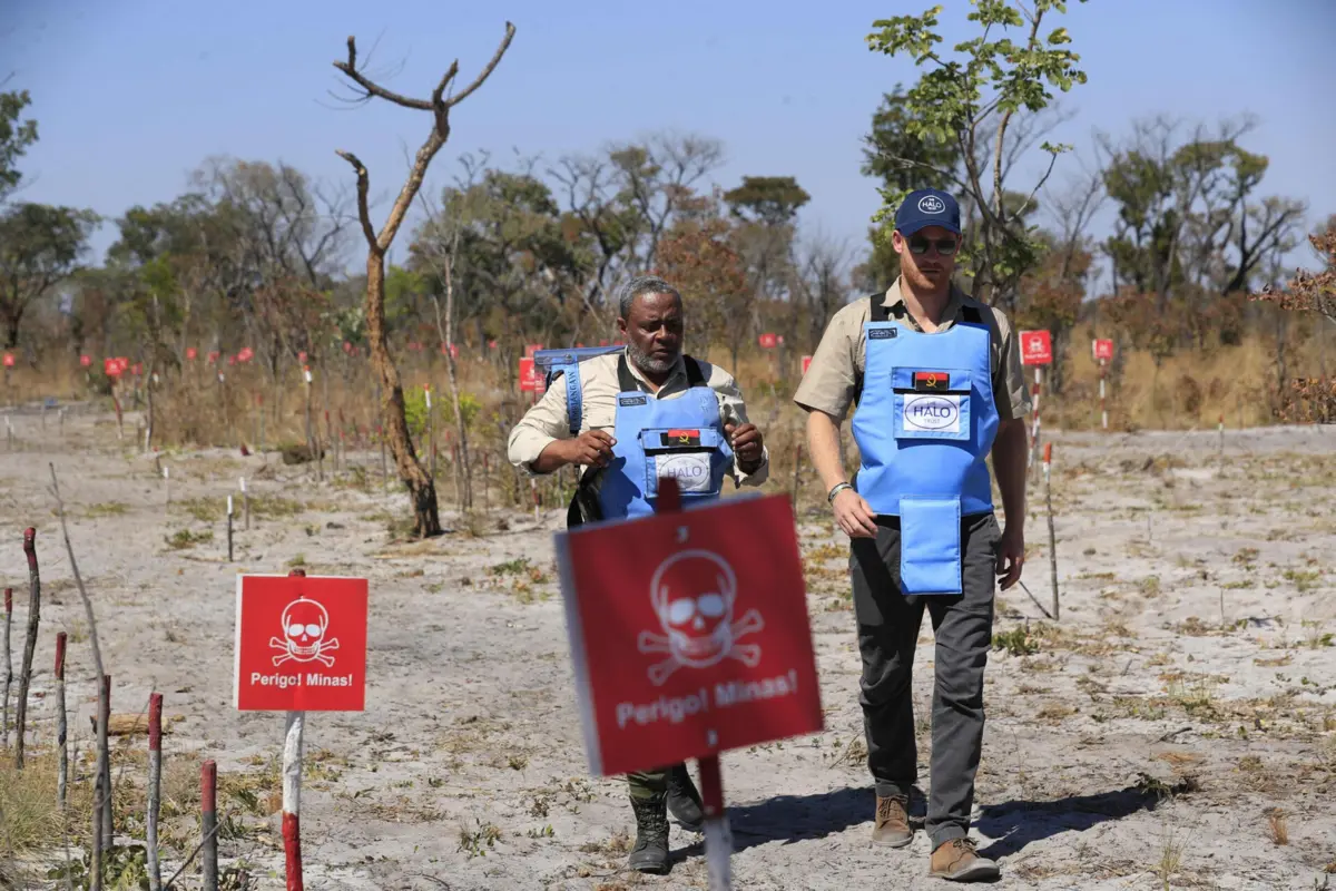 A HALO Trust é a mesma organização com o qual a Princesa Diana trabalhou quando percorreu um antigo campo de minas em Huambo em janeiro de 1997