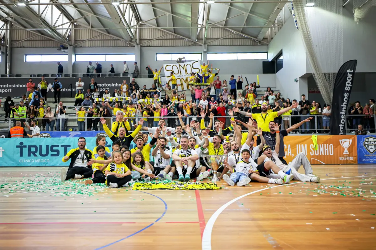 Equipa de futsal do Vermoim festeja a conquista da Taça da AF Porto