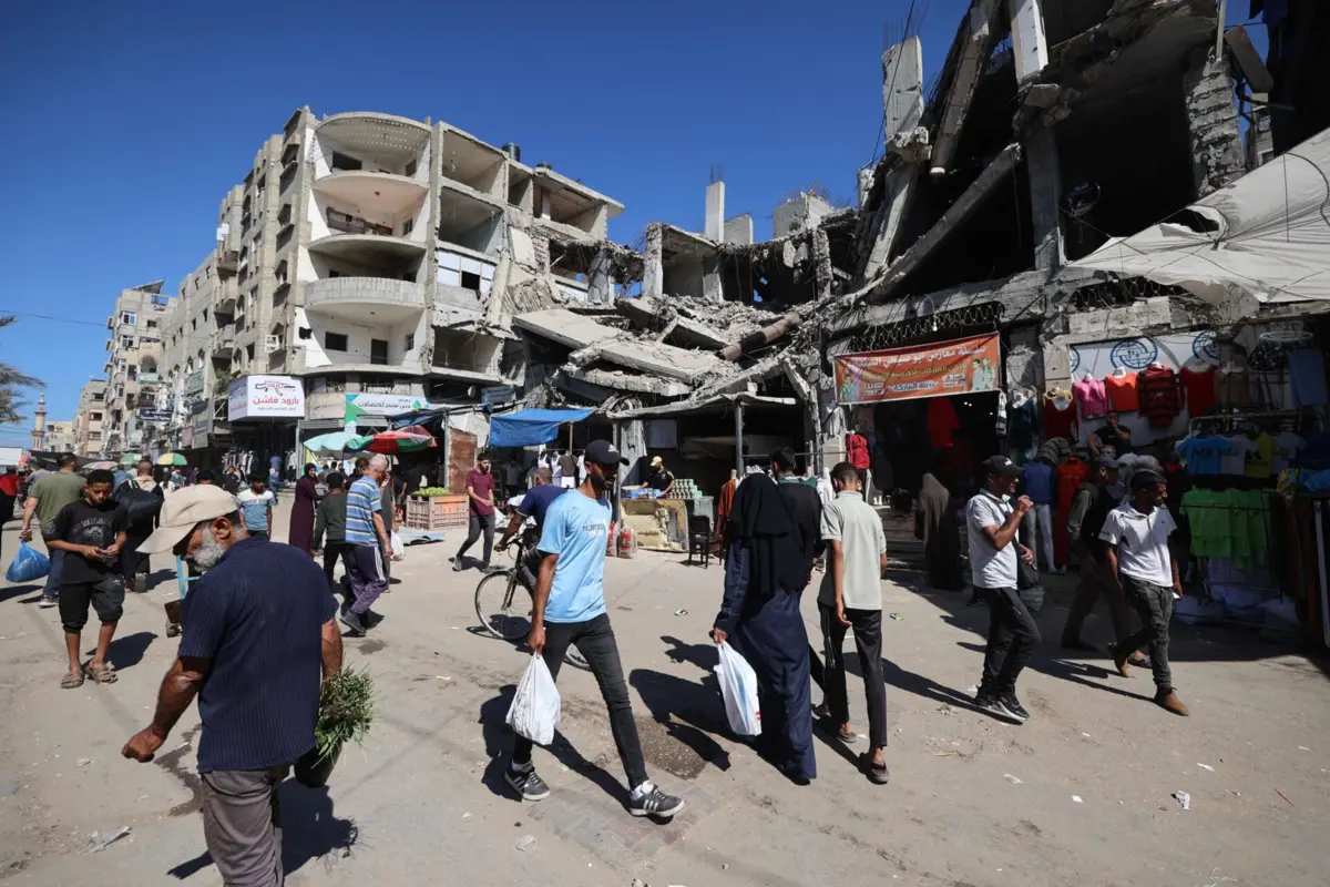 População de Gaza tenta sobreviver no meio dos escombros