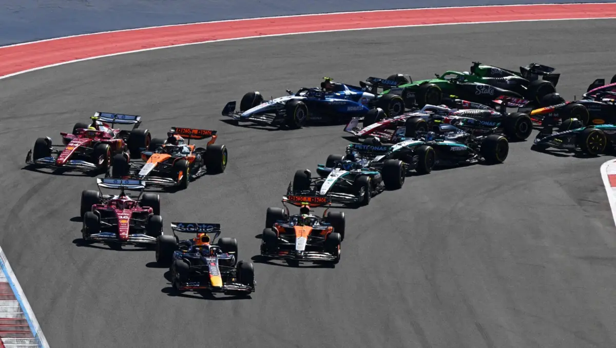 Verstappen segurou o primeiro lugar no arranque e viu Leclerc passar Norris e subir a segundo