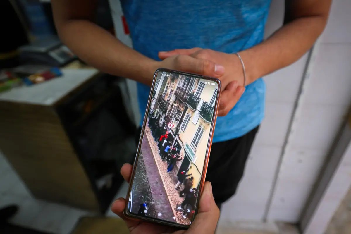 Peça recria a operação policial de 19 de dezembro de 2024 no Martim Moniz, onde dezenas de imigrantes foram encostados à parede