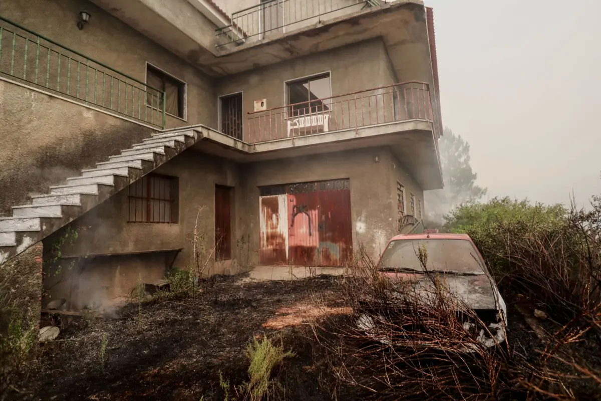 Este incêndio, que começou no dia 13, em Arganil, no distrito de Coimbra, já atingiu três concelhos do distrito de Castelo Branco