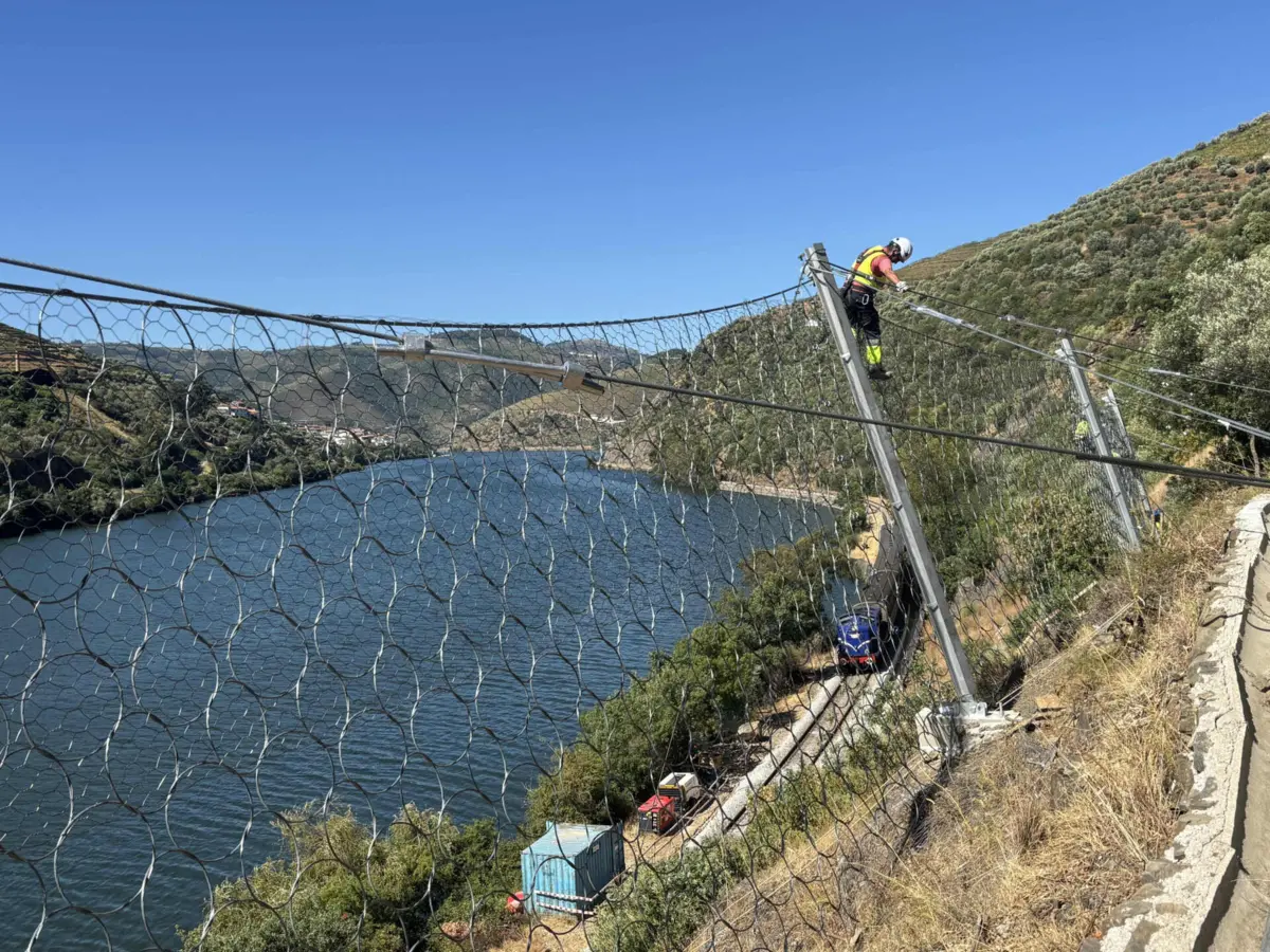Empresa pública coloca rede para travar deslizamentos de blocos