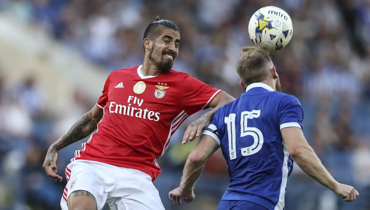 Antigo jogador do Benfica detido após morte de ex-namorada - JN