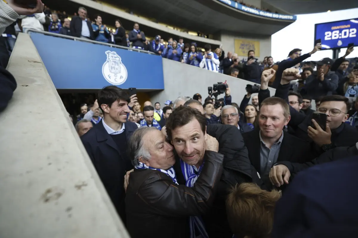 André Villas-Boas assistiu ao F. C. Porto-Sporting na bancada