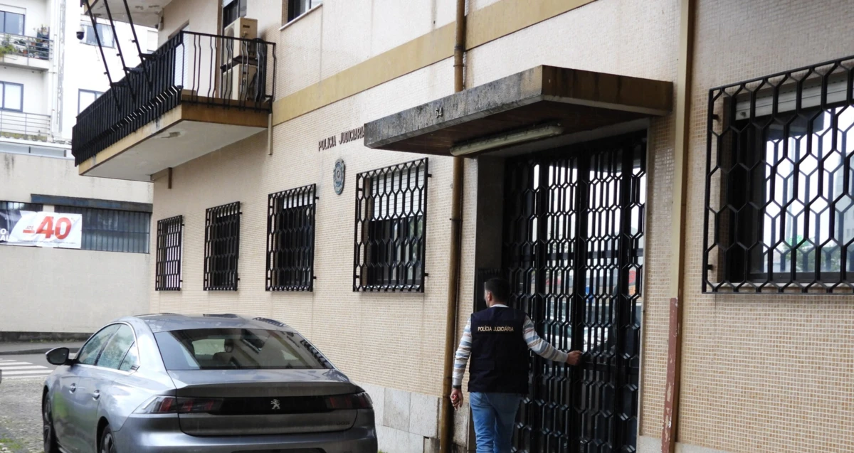 Os dois suspeitos estão detidos na Polícia Judiciária de Braga