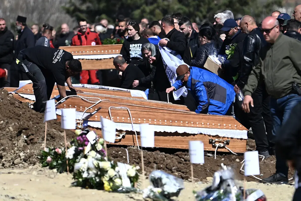 Na quinta-feira, os familiares das vítimas começaram a realizar os funerais