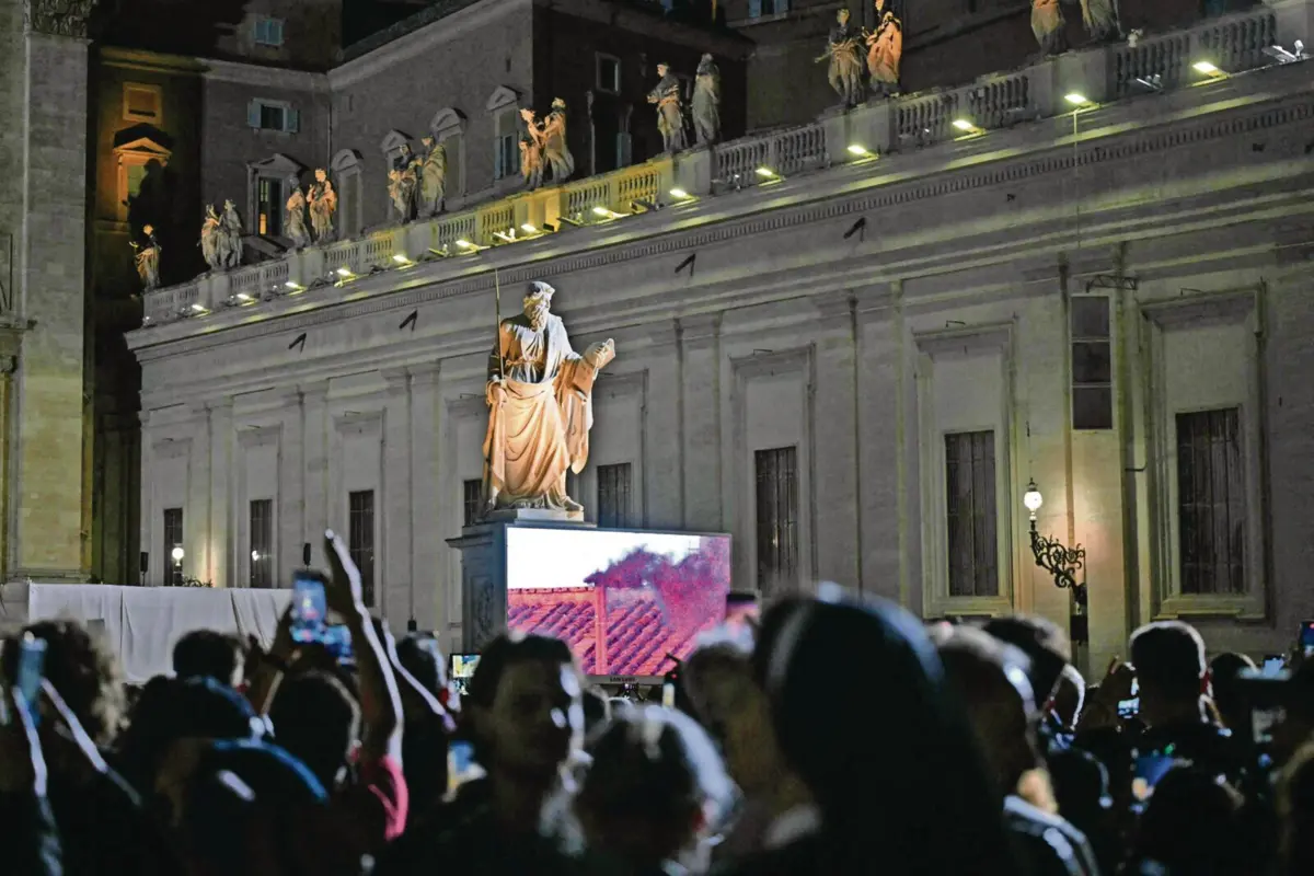 Milhares aguardaram mais de três horas na Praça de São Pedro, em Roma, pelo fumo que revelou uma votação inconclusiva