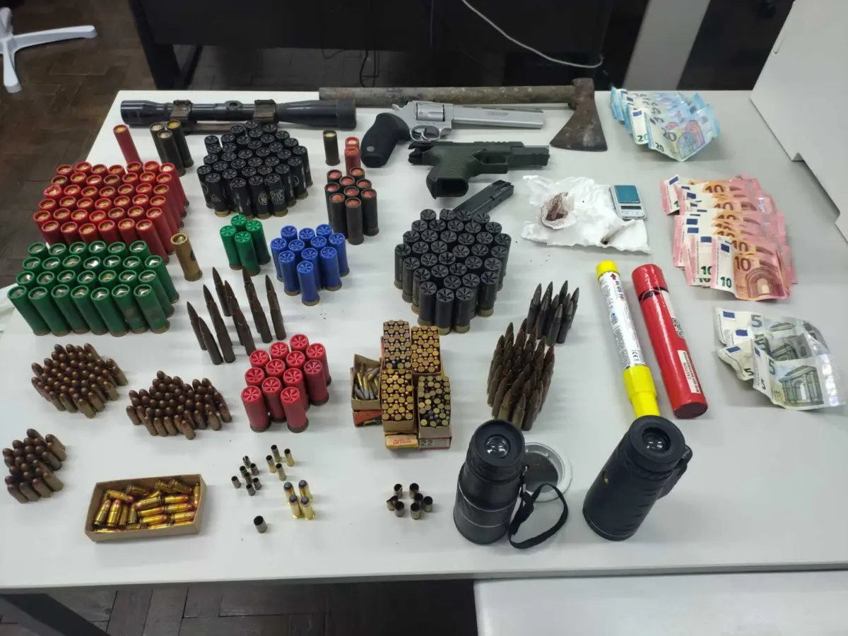 Imagem de contexto do artigo PSP detém na Cova da Moura homem com armas de fogo, droga e 600 munições