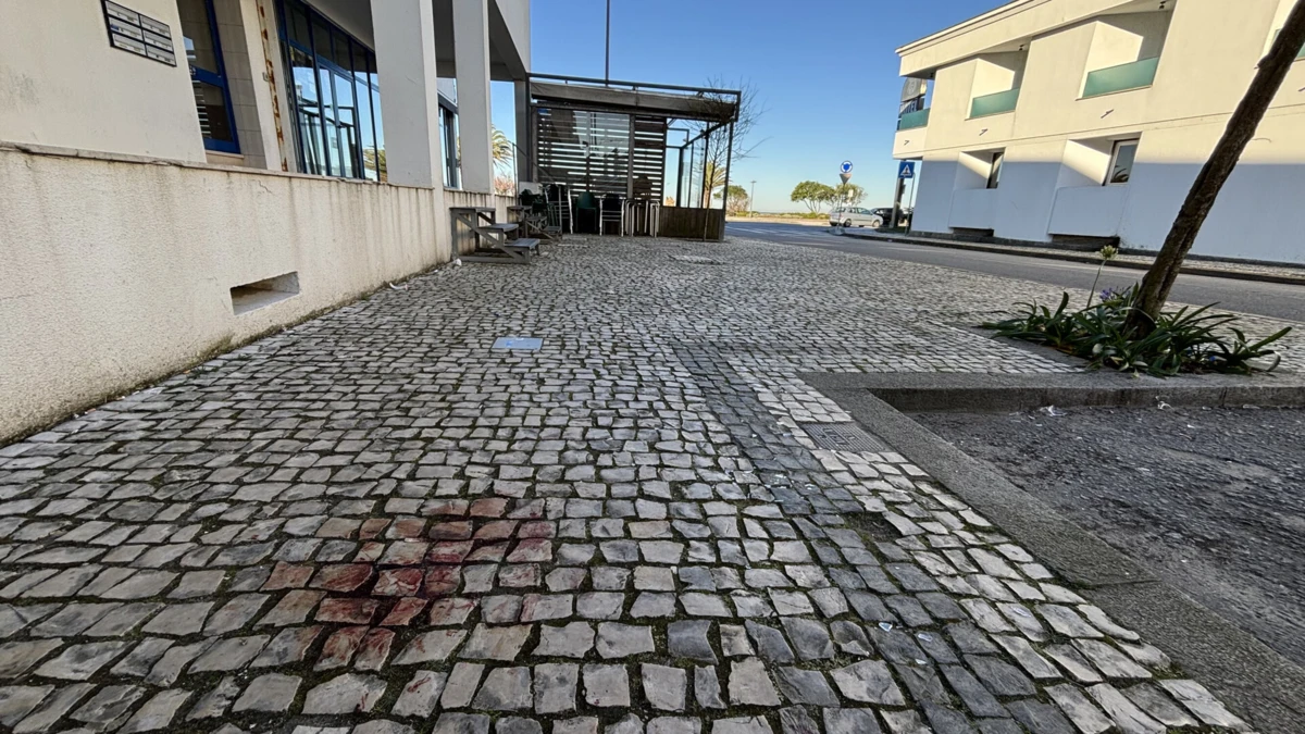 Agressões ocorreram à porta de um café