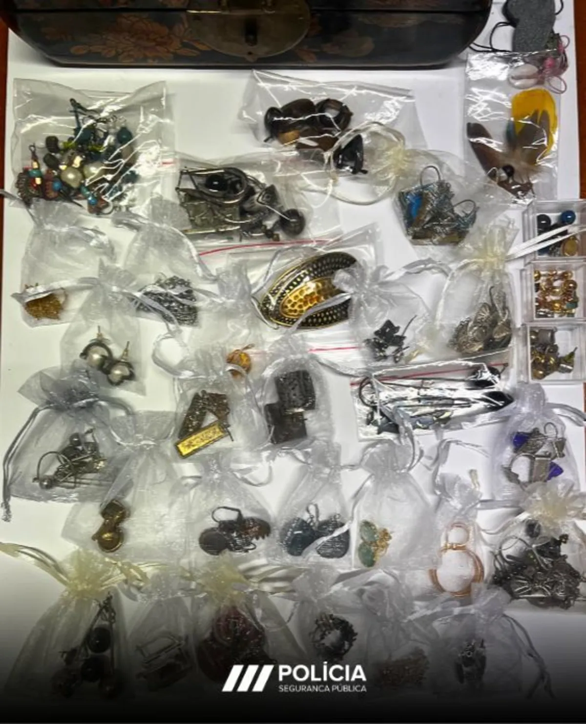 Suspeitas furtaram joias avaliadas em 6500 euros de apartamento de Lisboa