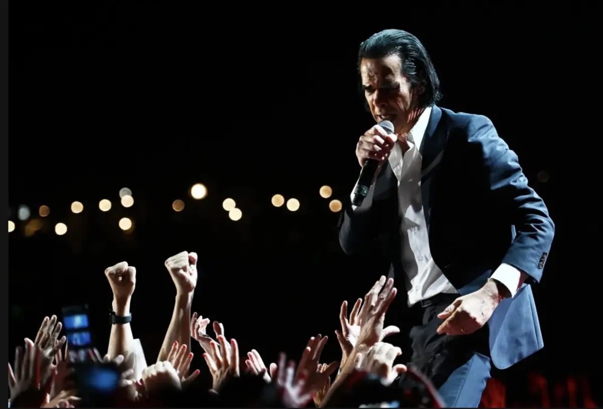 Imagem de contexto do artigo Nick Cave respondeu a fã “sentado na varanda” de um hotel em Lisboa