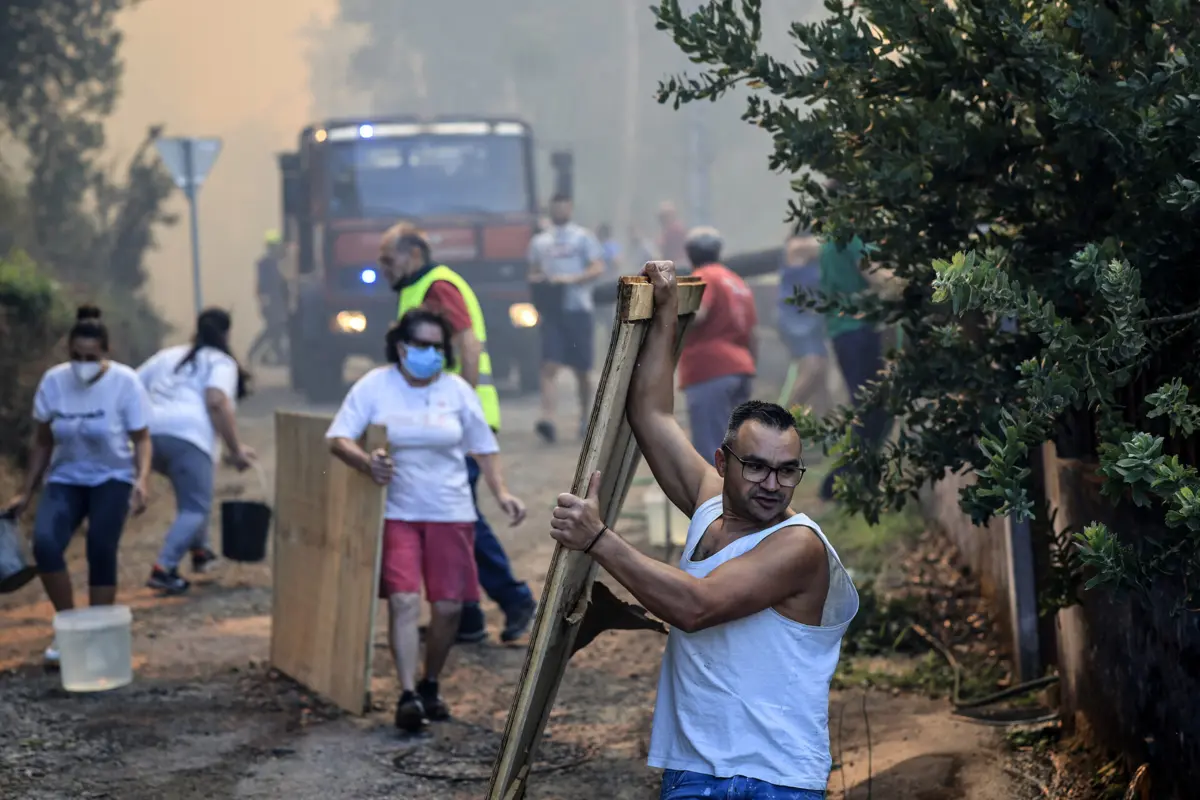 A população tenta combater o fogo