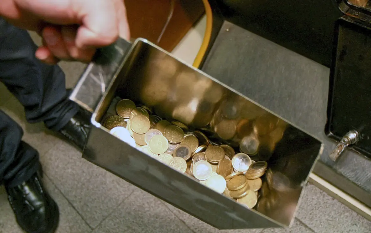 Dupla roubou pouco mais de 700 euros de moedeiros das máquinas de lavar carros