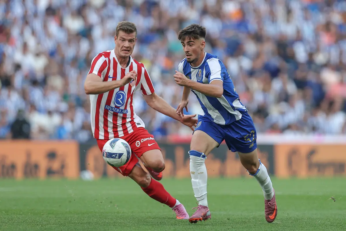 Martim Fernandes em ação pelo F. C. Porto no jogo de apresentação frente ao Atlético de Madrid