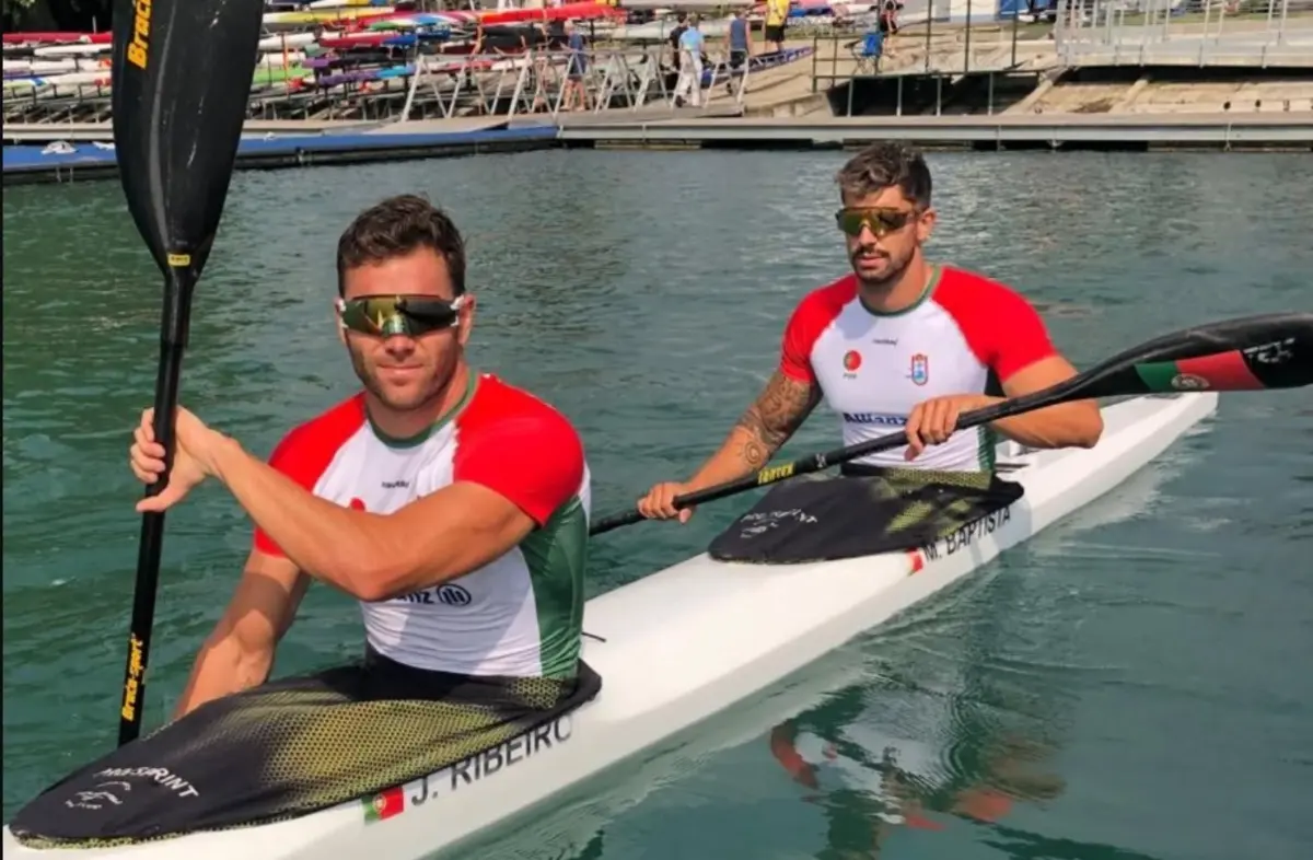 A dupla lusa, que defendia o título mundial alcançado em 2023 na Alemanha, concluiu o seu desempenho em 1.28,44 minutos