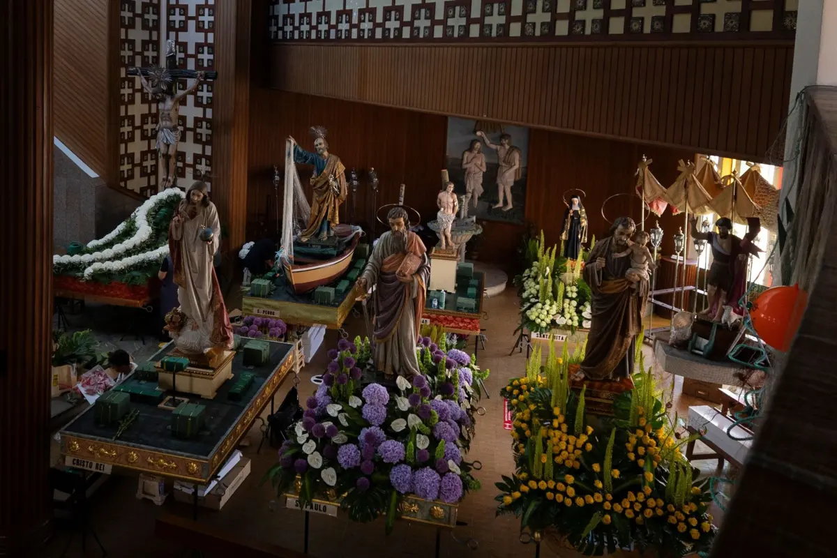 São mais de 200 figurantes e 16 andores que saem hoje à rua nas Caxinas