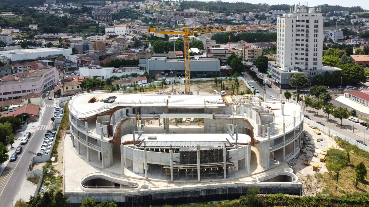 Empreitada estava suspensa desde abril do ano passado por alegado incumprimento do construtor
