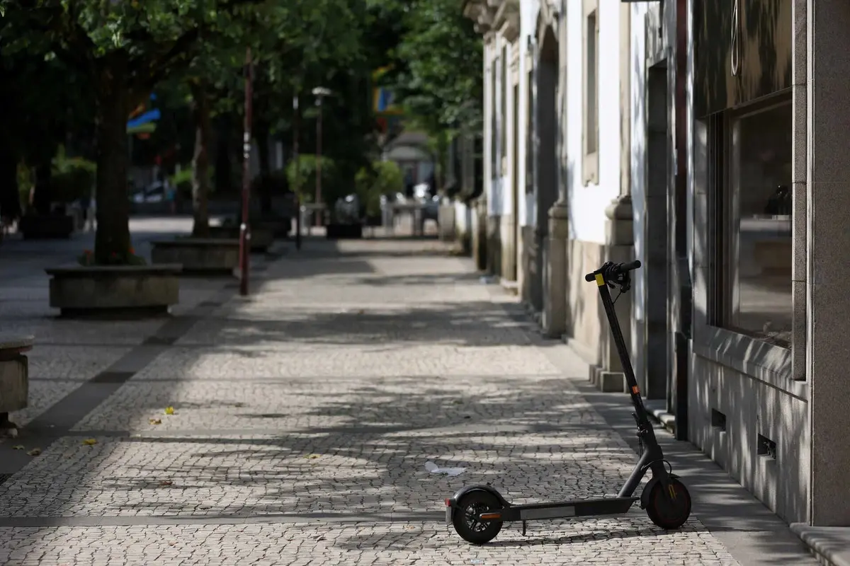 Condutor da trotineta ficou ligeiramente ferido