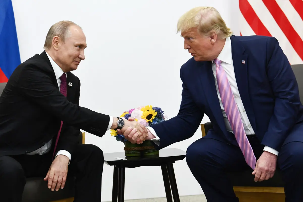 Putin e Trump em encontro em Osaka, no Japão, em cimeira do G20, em 2019