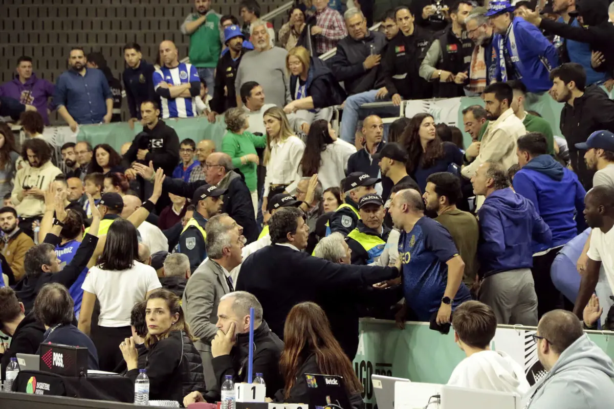 Incidentes ocorreram atrás do banco do Benfica