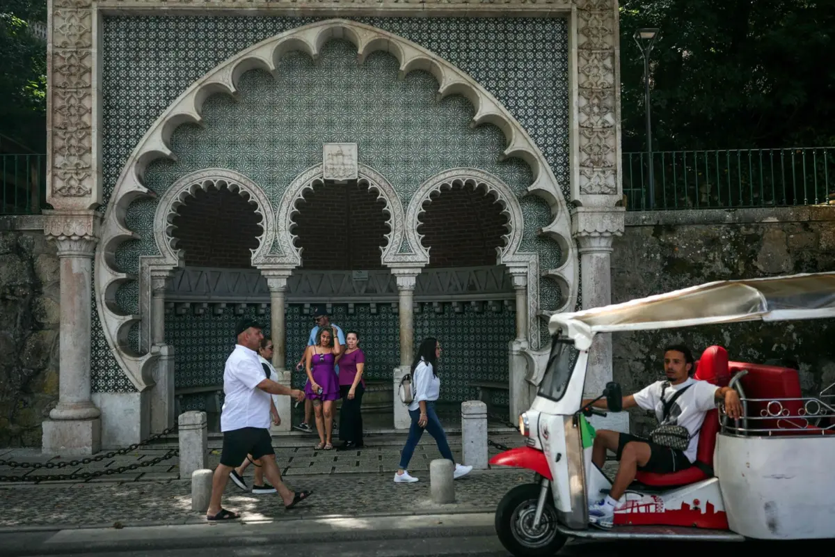 Turistas passeiam em Sintra