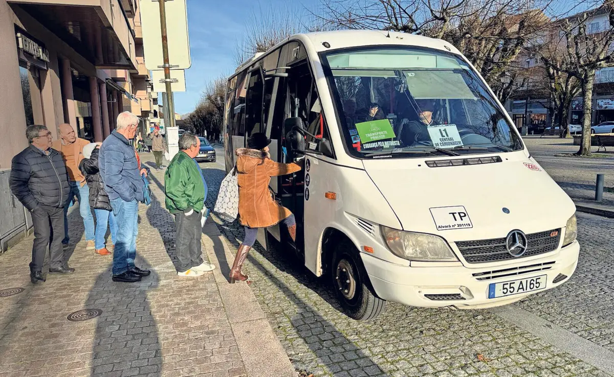 Autocarro da Linha Azul passa de hora a hora, entre as 8 e as 19, nos dias úteis. Ao sábado faz quatro viagens