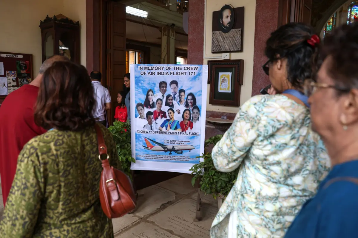 Um total de 241 pessoas que estavam a bordo do Boeing 787 Dreamliner com destino a Londres morreu quando o avião caiu pouco depois de descolar de Ahmedabad