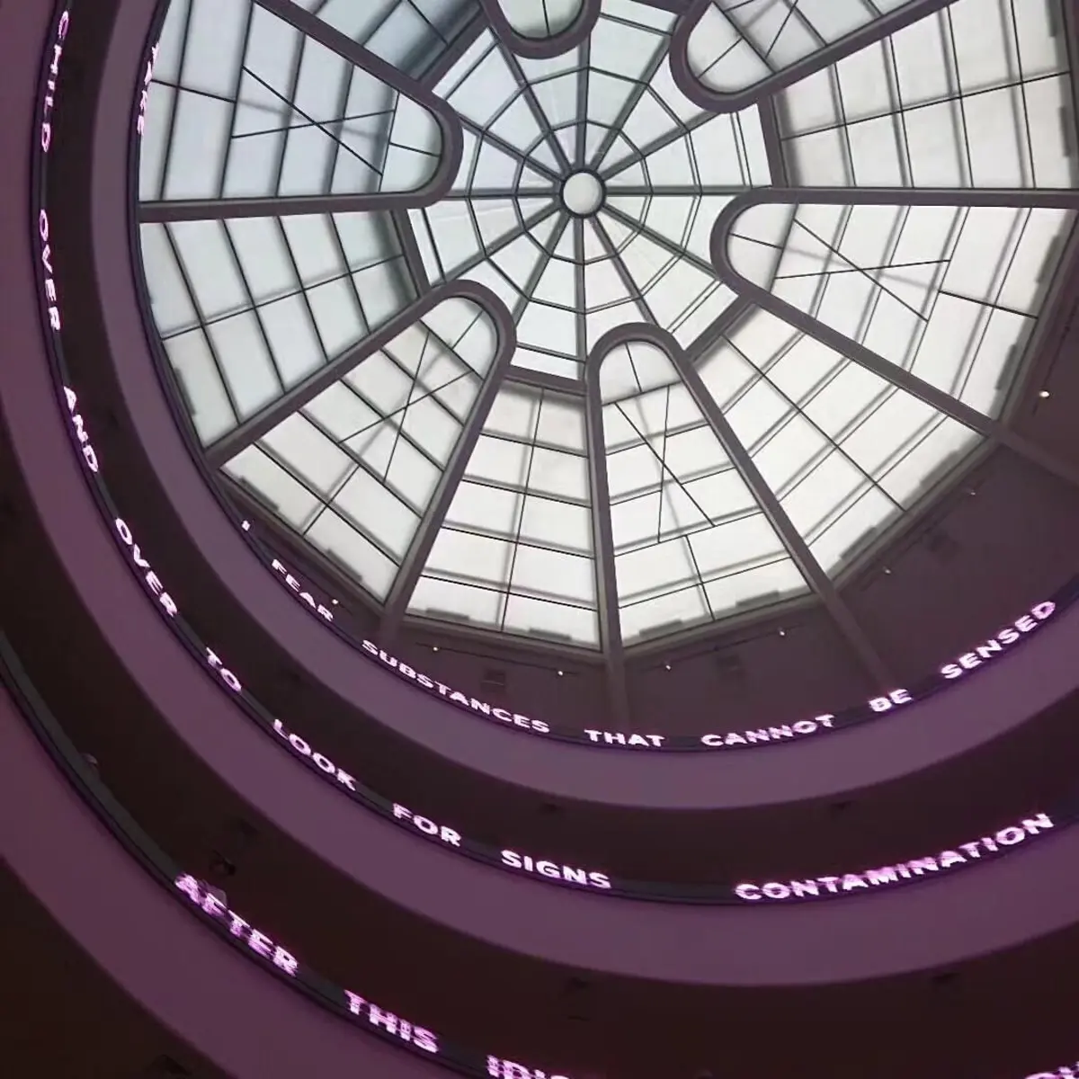 Obra de Jenny Holzer tem forte leitura poética e filosófica