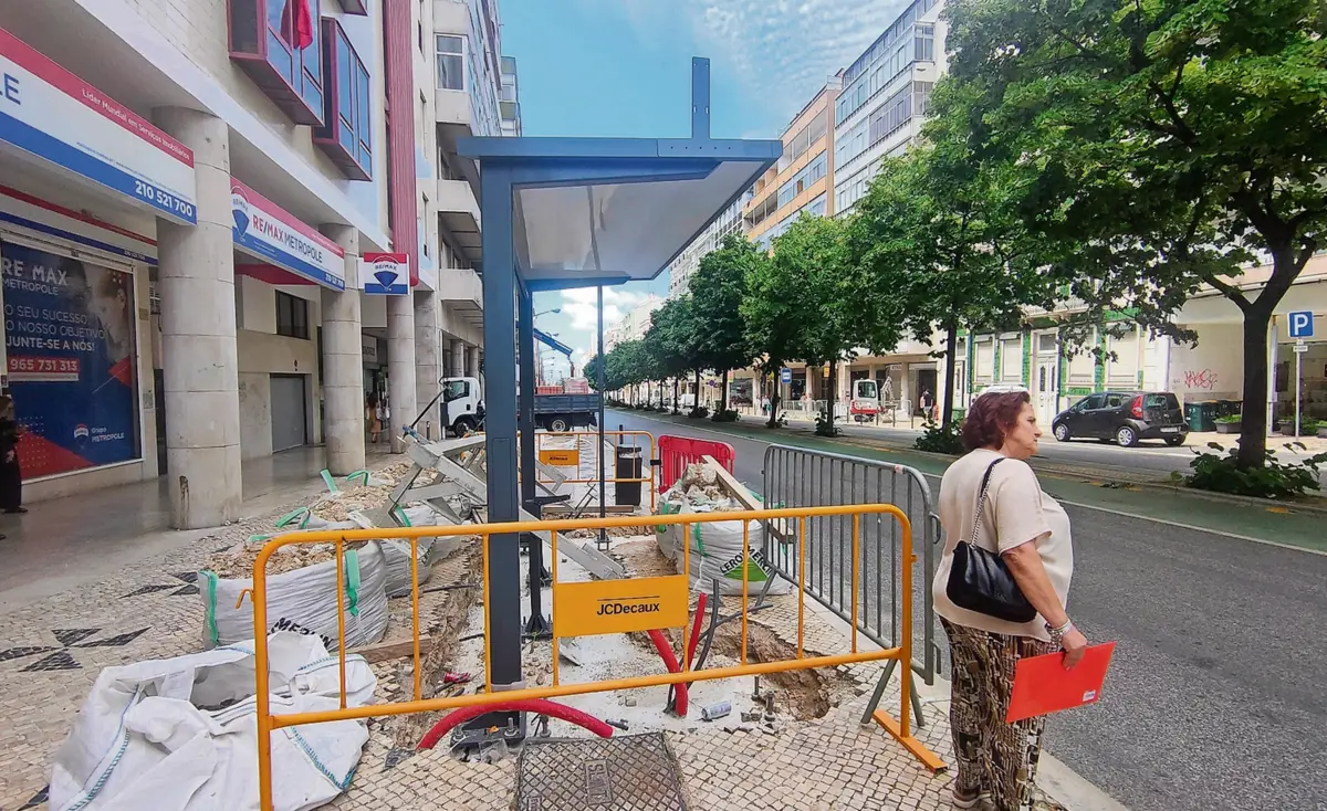 Depois do Porto, a mudança destes equipamentos gera críticas em Lisboa. Utentes condenam, ainda, a demora na empreitada