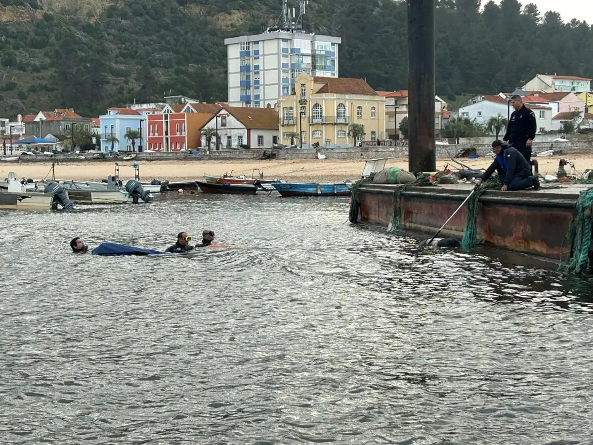 O cadáver foi resgatado por uma equipa de mergulhadores