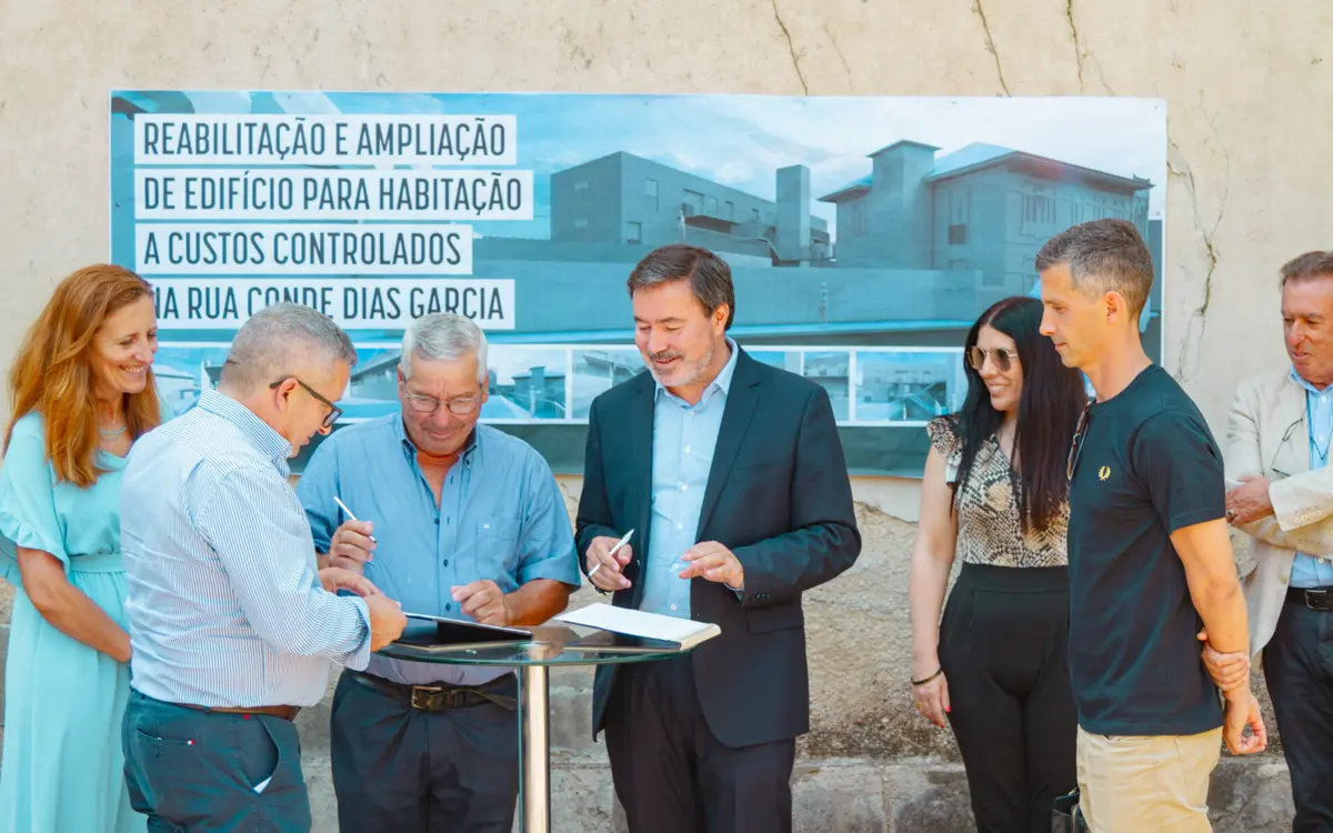 O projeto prevê a construção de oito apartamentos T2 e quatro T1, destinados a famílias em situação de maior vulnerabilidade