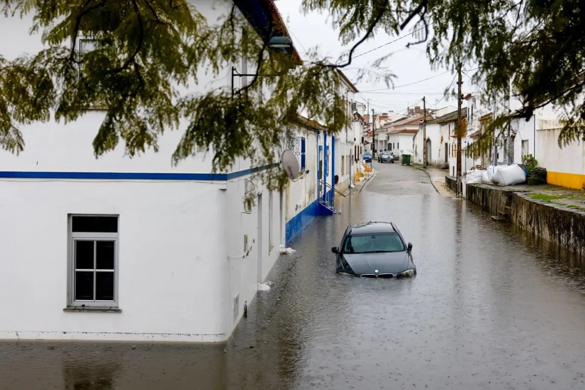 Um automóvel submerso numa zona alagada pelas cheias, em Salvaterra de Magos