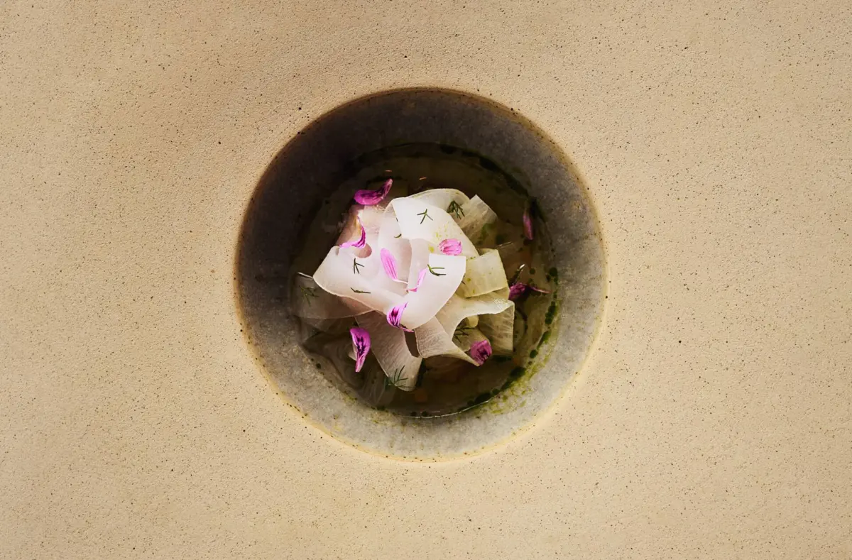 salmonete, daikon, kimchi, cebola tostada