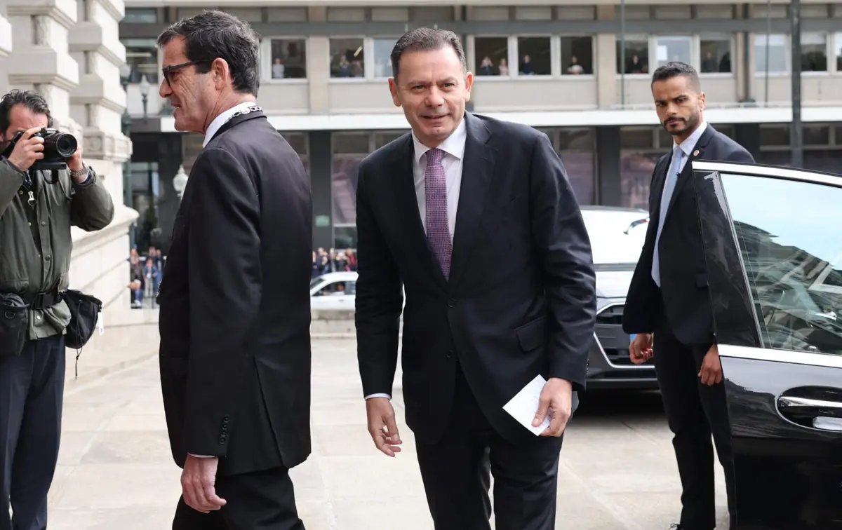 Imagem de contexto do artigo Montenegro chama ministros, vai refletir e comunica decisão amanhã