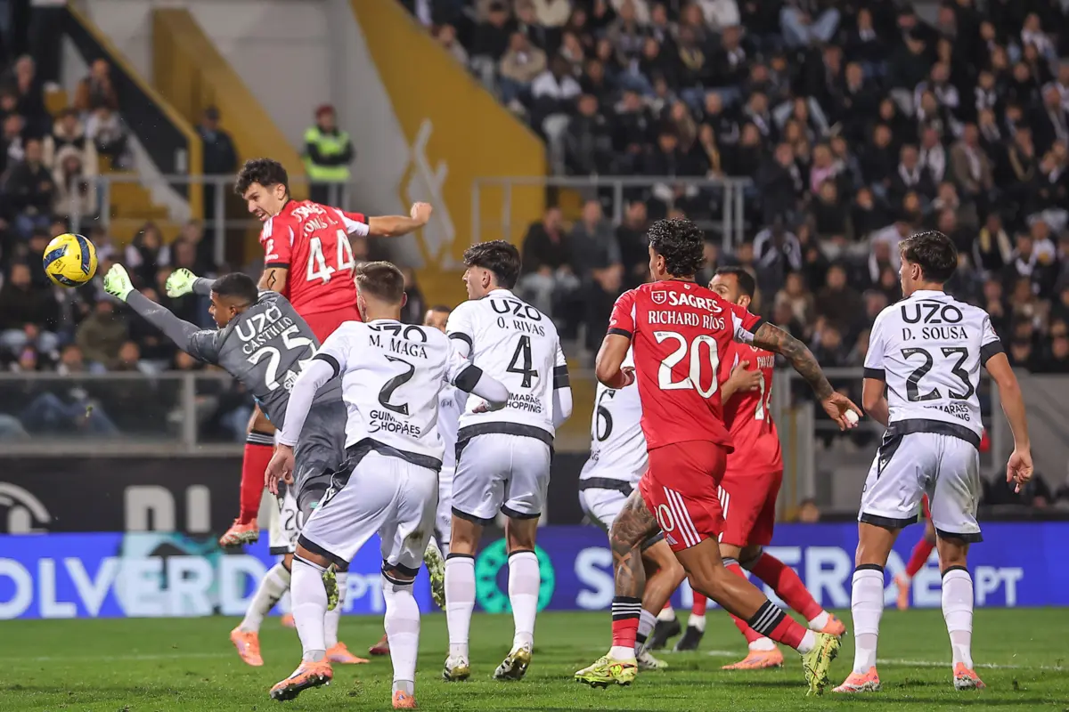 Tomás Araújo desvia de cabeça, na sequência de um canto, e desfaz o nulo, abrindo caminho ao êxito do Benfica em Guimarães