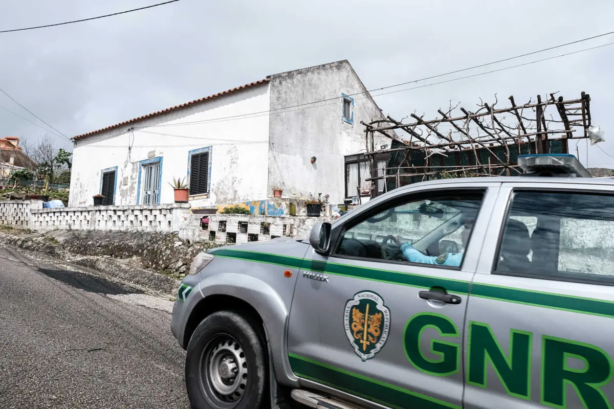 GNR deslocou-se ao local e deteve o suspeito, sem que este oferecesse resistência, e apreendeu a arma utilizada