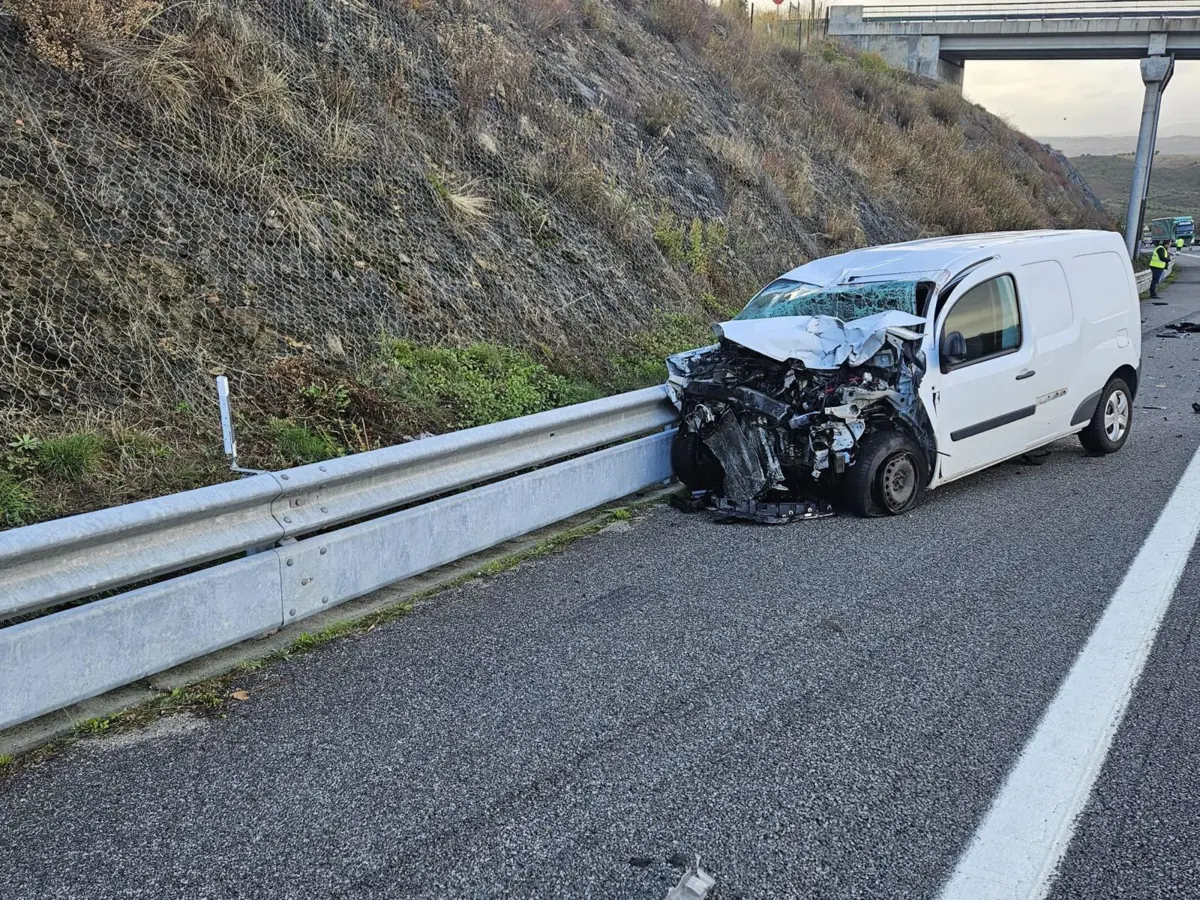 A viatura ligeira embateu na traseira do camião