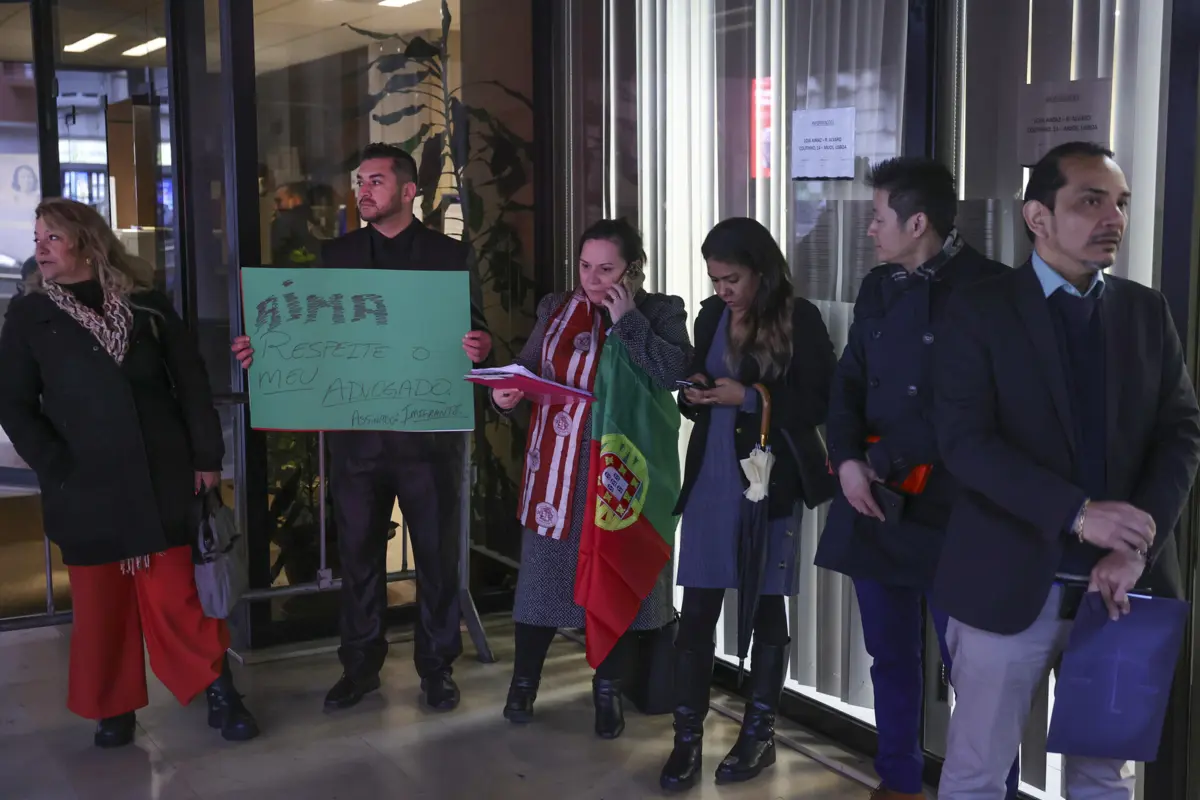 Decorreu um protesto na loja da AIMA de Lisboa que juntou uma dezena de advogados