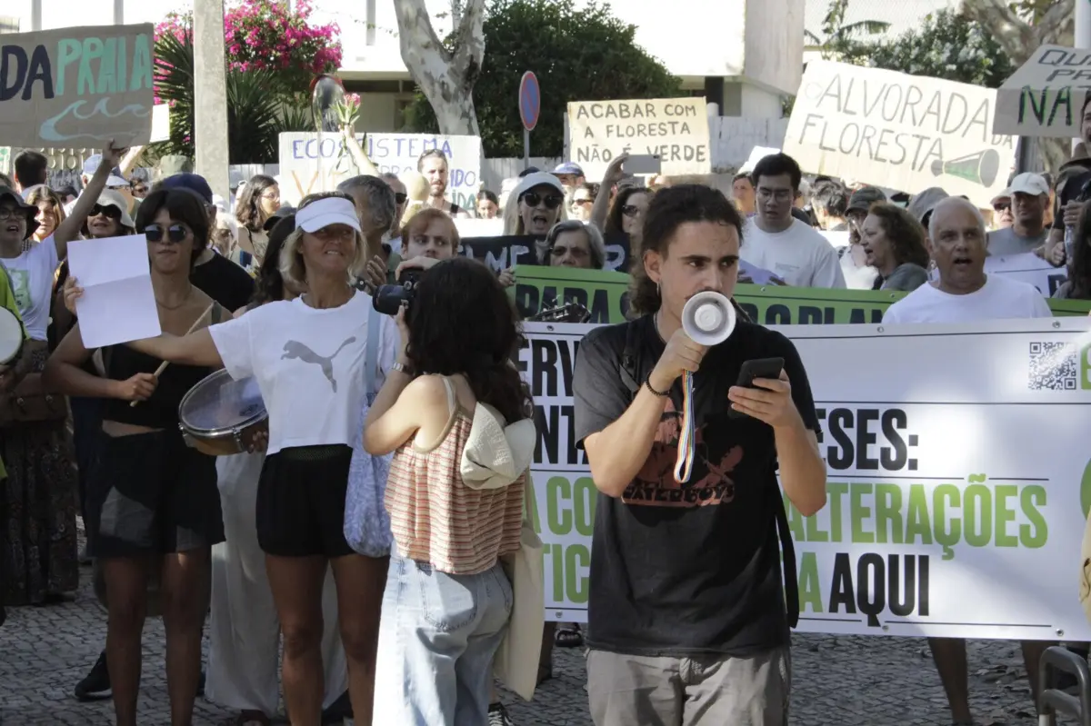 Manifestantes exigem à Câmara que desista do projeto