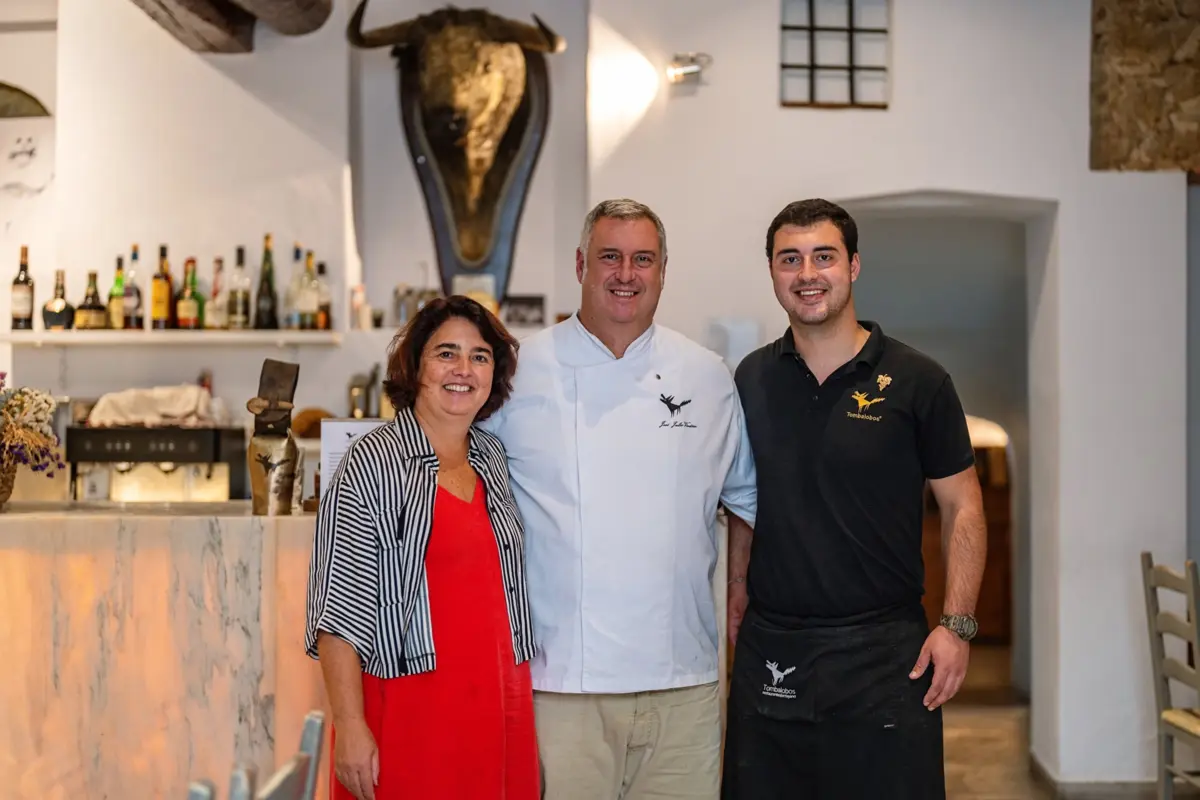 O chef José Júlio Vintém com a mulher, Catarina, e o filho e sommelier António.