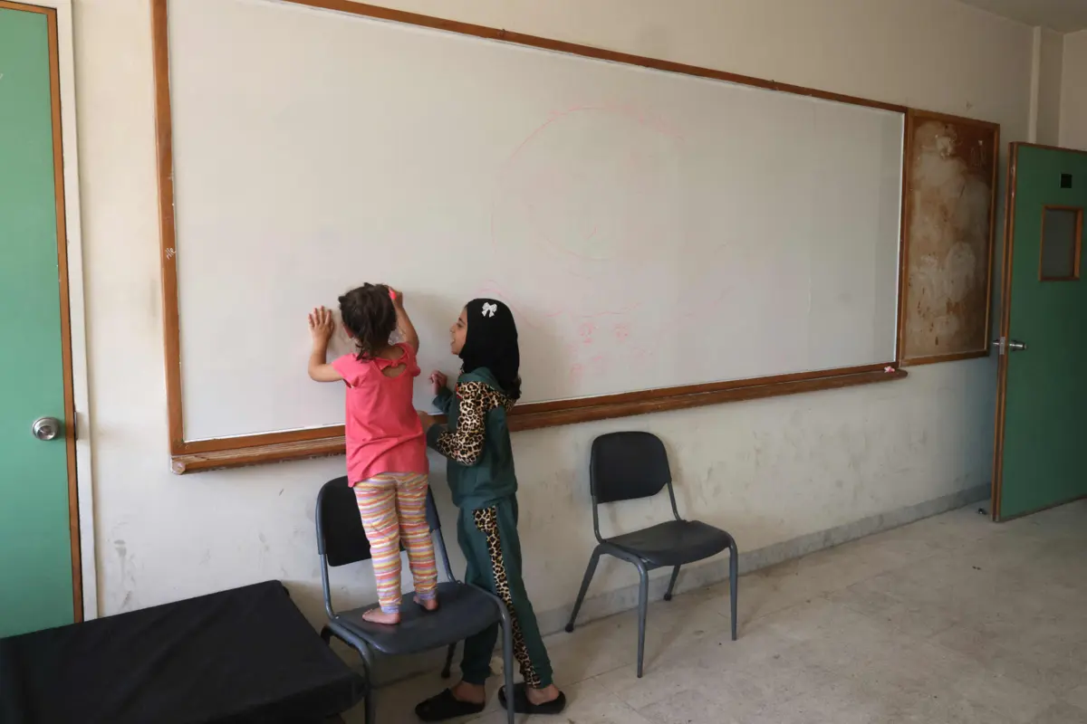 "Privados da segurança, estabilidade e do apoio que a escola oferece, muitos destes meninos e meninas ficam sem os espaços de que necessitam para brincar, aprender e curar-se", alertou a diretora da UNICEF